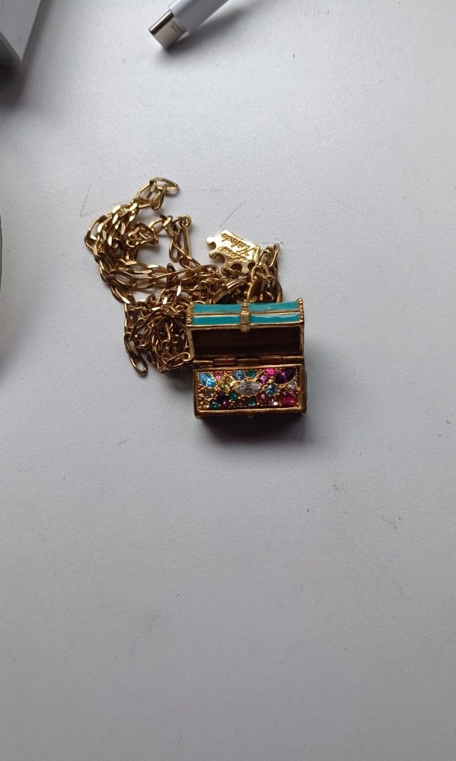 Disney Peter Pan Treasure Necklace (Category: Necklaces) located in Quezon City. Submitted by temmtem (Listing ID 1438746955, Image 2). Description: Bought from the US Collectors Item Chest can open as seen in pic.