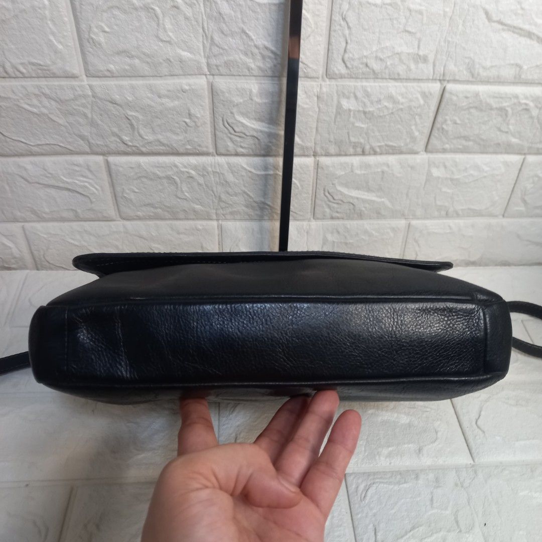 Fossil Black Genuine Leather Shoulder Bag (Category: Shoulder Bags) located in Las Pinas. Submitted by etoksi1234 (Listing ID 1438757740, Image 3). Description: Pre-loved Fossil black genuine leather shoulder bag. Classic design, flap closure, adjustable strap. Interior: zippered pocket, Fossil logo. Spacious and perfect for everyday..