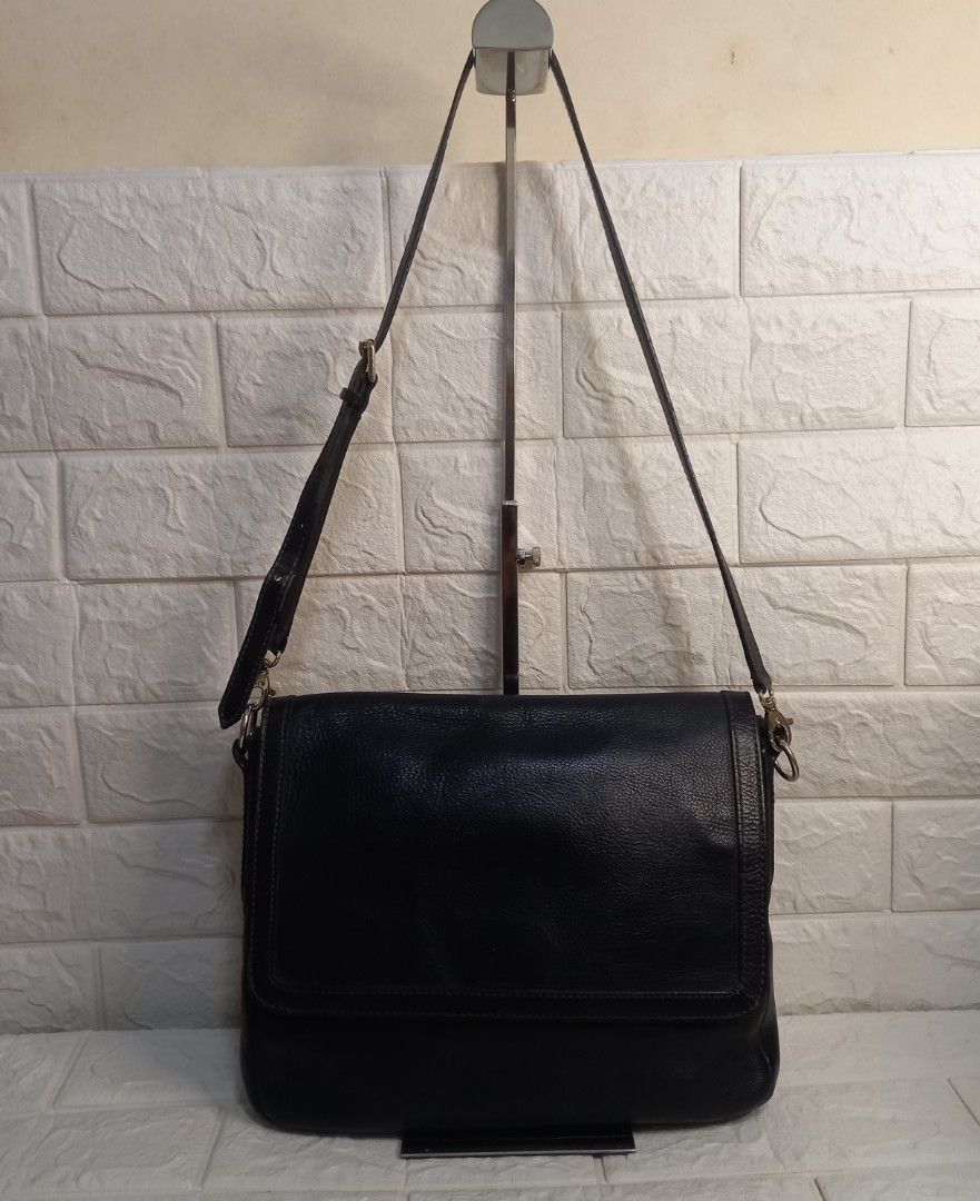 Fossil Black Genuine Leather Shoulder Bag (Category: Shoulder Bags) located in Las Pinas. Submitted by etoksi1234 (Listing ID 1438757740, Image 2). Description: Pre-loved Fossil black genuine leather shoulder bag. Classic design, flap closure, adjustable strap. Interior: zippered pocket, Fossil logo. Spacious and perfect for everyday..