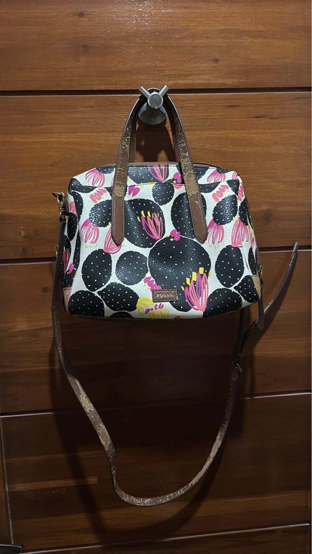 Fossil Cactus Print Handbag (Category: Luxury Bags & Wallets) located in Legazpi City. Submitted by i.am.kay (Listing ID 1438816335, Image 1). Description: Chipped leather as seen in the photo due to storage Very clean inside, as well as hardwares very new pa Pm for more pictures if interested.