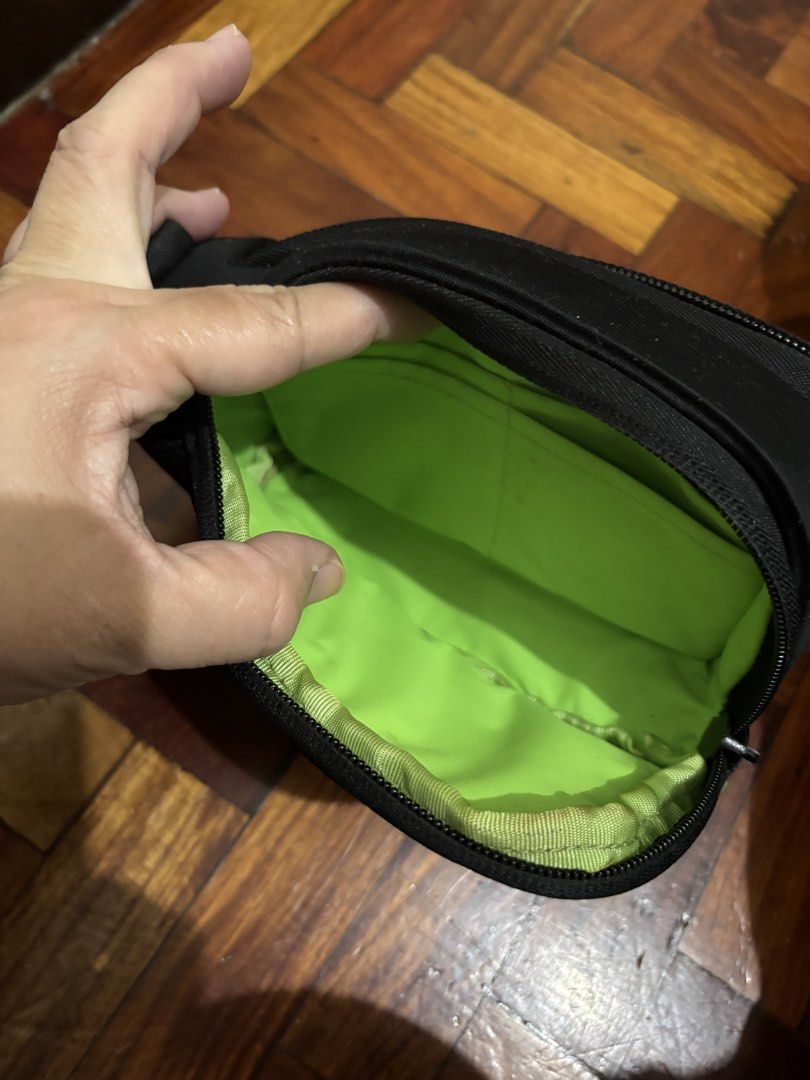 Golla bag zipper prob see picp (Category: Belt bags, Clutches and Pouches) located in Manila. Submitted by vintageaccessories (Listing ID 1438812251, Image 1). Description: Authentic golla.