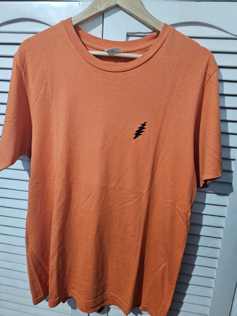GU x Grateful Dead Orange T-Shirt (Category: Tshirts & Polo Shirts ) located in Quezon City. Submitted by mdza_ (Listing ID 1438783161, Image 1). Description: - Grateful Dead orange t-shirt - Size: L - Material: Cotton.