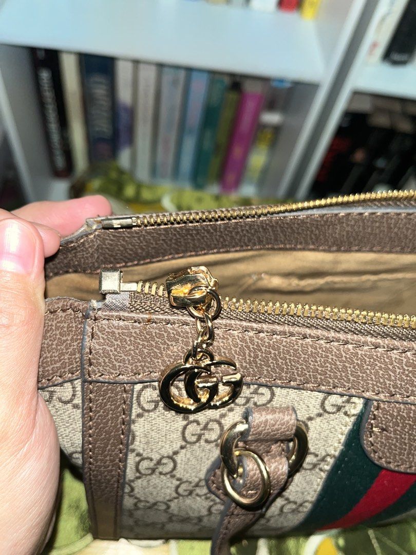 Gucci bag (preloved) (Category: Luxury Bags & Wallets) located in Magalang. Submitted by kdotpreloved (Listing ID 1438789157, Image 3). Description: - Has signs of usage - Price is negotiable - Can send pics, vids, and even do a video call so you can check the item. -Issue is as seen at pic .