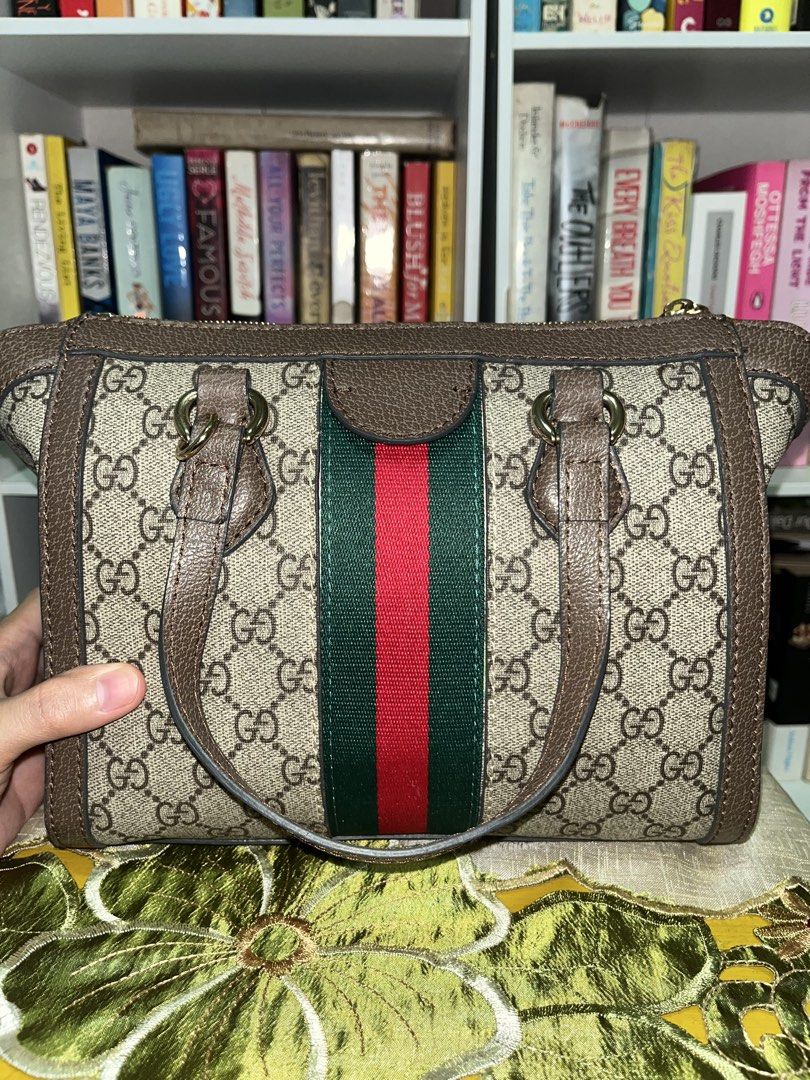 Gucci bag (preloved) (Category: Luxury Bags & Wallets) located in Magalang. Submitted by kdotpreloved (Listing ID 1438789157, Image 2). Description: - Has signs of usage - Price is negotiable - Can send pics, vids, and even do a video call so you can check the item. -Issue is as seen at pic .