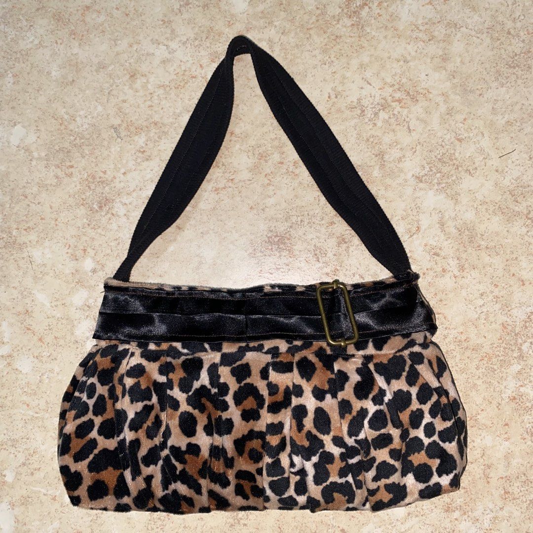 Handmade Leopard Buttercup Bag | Ellis Button Bag | Harbour Bag – y2k, grunge, alt, coquette, pinterest (Category: Shoulder Bags) located in Angeles City. Submitted by sewnkissed (Listing ID 1438786203, Image 1). Description: 📌 READ DESCRIPTION FIRST: 𝗛𝗮𝗻𝗱𝗺𝗮𝗱𝗲 𝗟𝗲𝗼𝗽𝗮𝗿𝗱 𝗕𝘂𝘁𝘁𝗲𝗿𝗰𝘂𝗽 𝗕𝗮𝗴 | 𝗘𝗹𝗹𝗶𝘀 𝗕𝘂𝘁𝘁𝗼𝗻 𝗕𝗮𝗴 Price: ₱ 200 + sf (depends on your location) Size: ╰┈➤ length: 12 inches ╰┈➤ width: 6.5 inches 𑣲 Has a po
