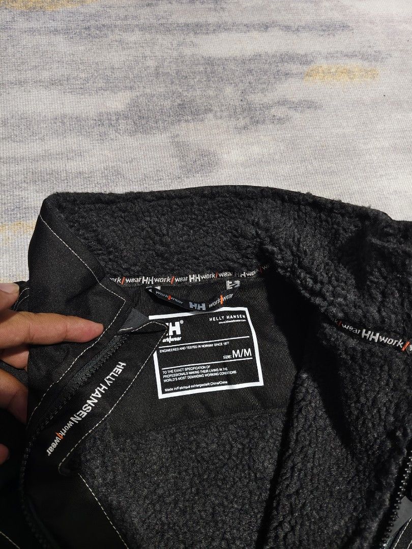HELLY HANSEN WORKWEAR BERGHOLM SHERPA LINED JACKET BLACK (Category: Coats, Jackets and Outerwear) located in Baguio. Submitted by igorotak.111.taraki.com (Listing ID 1438713500, Image 3). Description: FS HELLY HANSEN BERGHOLM WORKWEAR JACKET AS NEW NO ISSUES SOLID NITO ♥️ L-26.5 W-22 CAN FIT M-L CAN DO This pile-lined Bergholm Jacket is fully functional for activity-driven workers on outdoor jobsites. Lined and insulated against cold temperatures