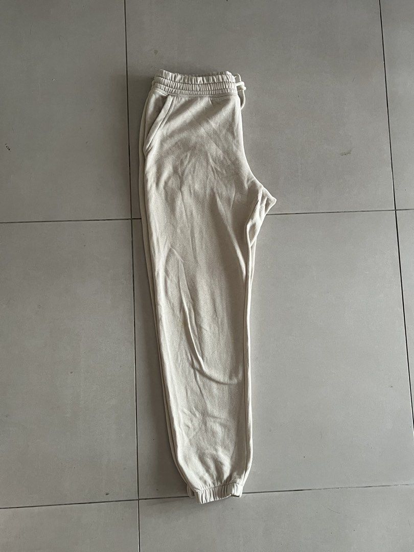 H&M Basic Sweatpants (Category: Other Bottoms) located in Gombak. Submitted by unicrown (Listing ID 1438765962, Image 2). Description: - H&M Divided Basic sweatpants - Color: Beige - Size: S - Features: Elastic waistband with drawstring, side pockets, elastic cuffs - Material: Cotton-polyester blend - Free delivery / self pickup @ taman melawati .