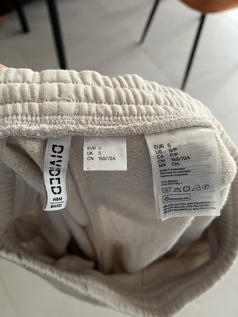 H&M Basic Sweatpants (Category: Other Bottoms) located in Gombak. Submitted by unicrown (Listing ID 1438765962, Image 3). Description: - H&M Divided Basic sweatpants - Color: Beige - Size: S - Features: Elastic waistband with drawstring, side pockets, elastic cuffs - Material: Cotton-polyester blend - Free delivery / self pickup @ taman melawati .