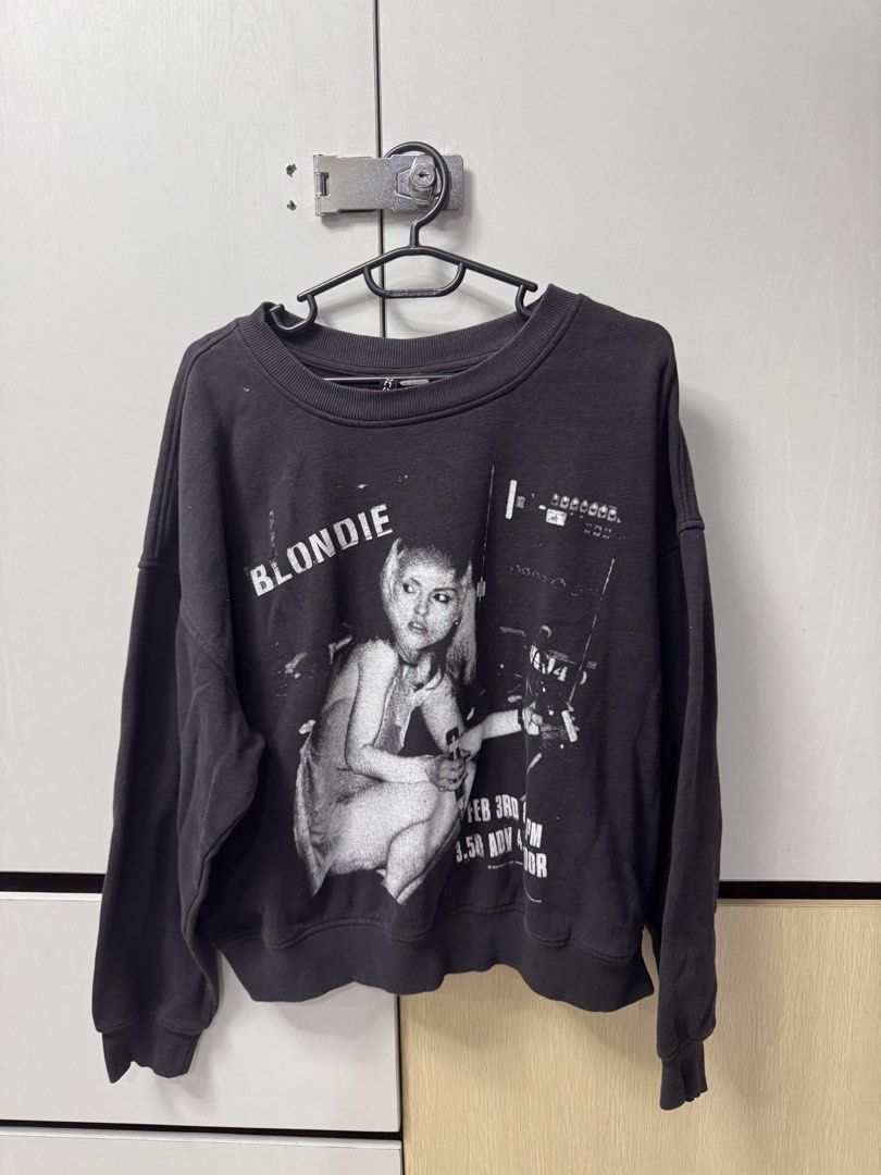 H&M Blondie Graphic Sweatshirt (Category: Longsleeves) located in Quezon City. Submitted by biuesides (Listing ID 1438714293, Image 1). Description: - Blondie graphic sweatshirt - Size: L - Features: Crew neck, long sleeves - Material: Standard sweatshirt fabric.