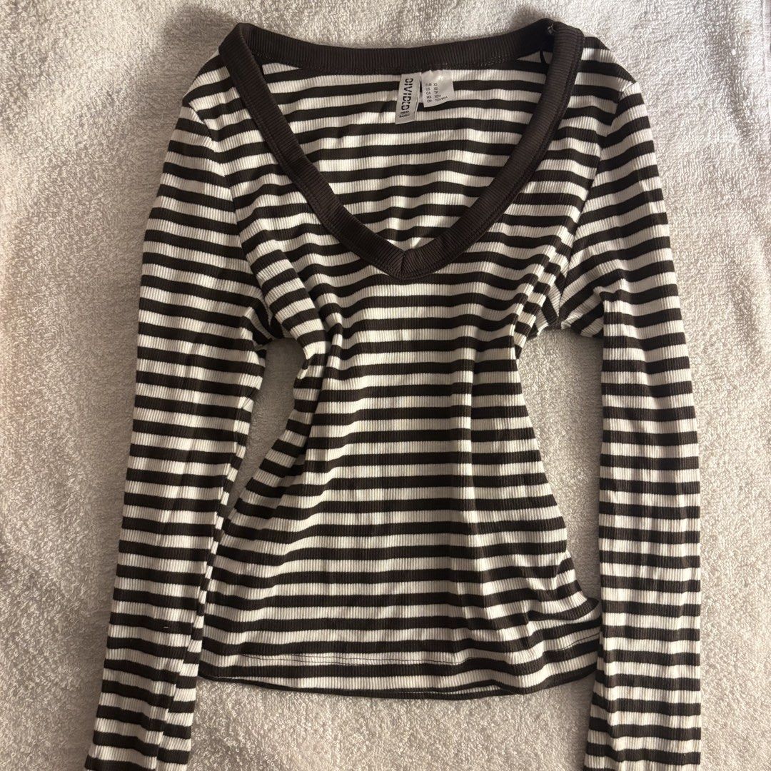 H&M brown stripe v neck long sleeve (Category: Longsleeves) located in Cagayan de Oro. Submitted by mayumi_333 (Listing ID 1438862224, Image 1). Description: ۶ৎ fits xs ۶ৎ personally owned never used ۶ৎ +sf shouldered by buyer 📍Mindanao 𝐩𝐥𝐞𝐚𝐬𝐞 𝐫𝐞𝐚𝐝 𝐛𝐞𝐥𝐨𝐰˚˖𓍢ִ໋❀ 🍒 𝓶𝓸𝓹: 𝓰𝓬𝓪𝓼𝓱 🍒 𝓶𝓸𝓭: 𝓳𝓷𝓽.