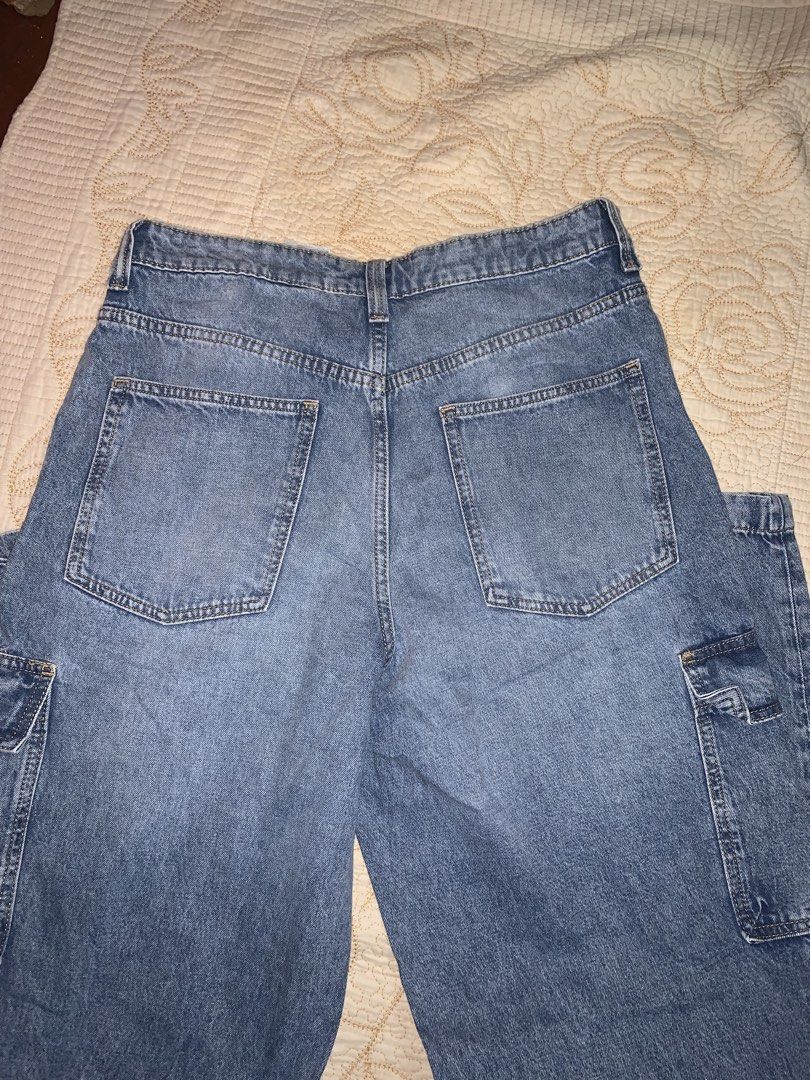 H&M Divided Wide Leg Cargo Jeans (Category: Jeans) located in Manila. Submitted by arkanghelm16985 (Listing ID 1438780515, Image 2). Description: - H&M Divided wide-leg jeans - Cargo pockets - Light blue wash - Button closure and zip fly - Two back pockets and two front pockets - Size: EUR 42, US 10, CA 10, MX 10, CN 170/80A Length- 43.5 inc tape measure size- 32-34 BALIK BAYN BOX FROM SINGAPORE.