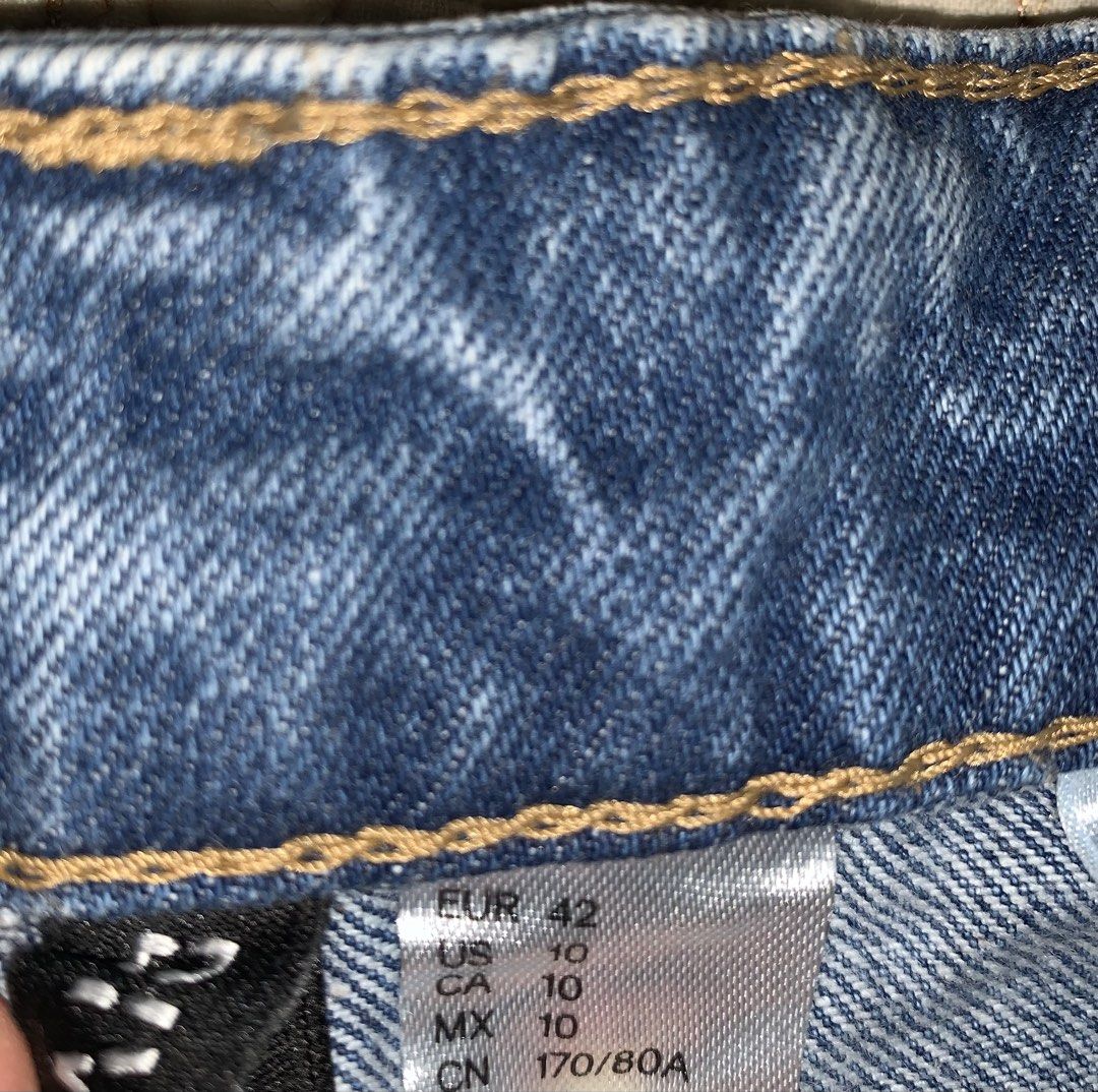 H&M Divided Wide Leg Cargo Jeans (Category: Jeans) located in Manila. Submitted by arkanghelm16985 (Listing ID 1438780515, Image 3). Description: - H&M Divided wide-leg jeans - Cargo pockets - Light blue wash - Button closure and zip fly - Two back pockets and two front pockets - Size: EUR 42, US 10, CA 10, MX 10, CN 170/80A Length- 43.5 inc tape measure size- 32-34 BALIK BAYN BOX FROM SINGAPORE.