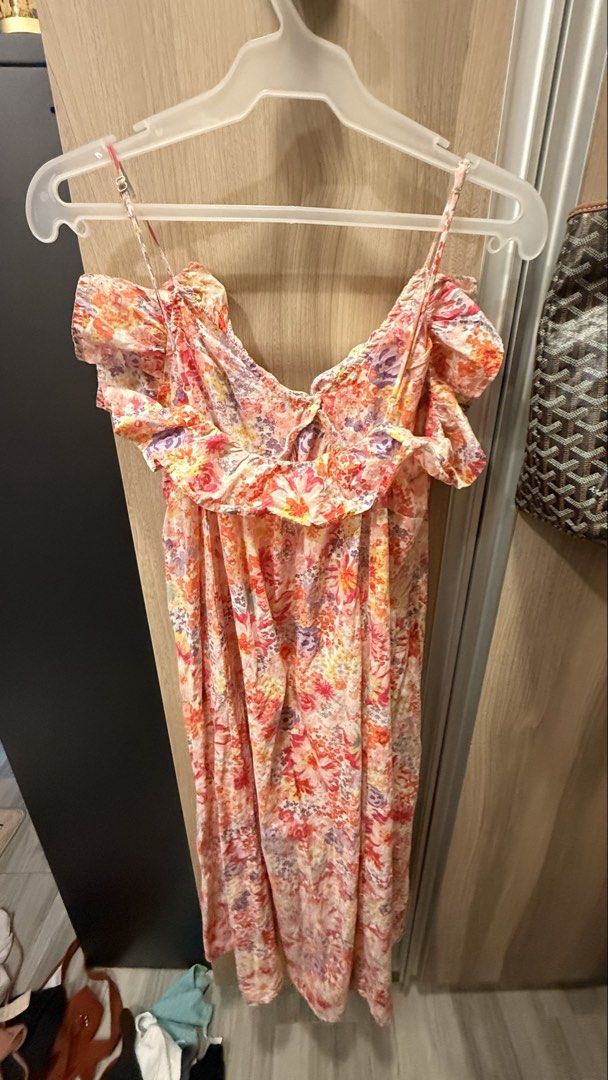 H&M Floral Ruffle Dress (Category: Dresses) located in Mandaluyong City. Submitted by prelovedbygaba (Listing ID 1438838053, Image 3). Description: - H&M floral dress - Size: S - Features: - Spaghetti straps - Ruffle detailing - Flattering neckline - Lightweight and comfortable - Perfect for casual outings and summer gatherings.