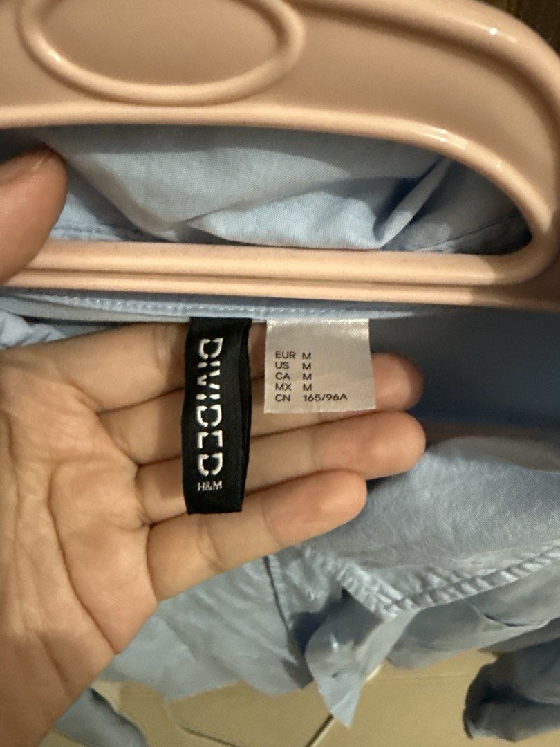 H&M Light Blue Cropped Shirt (Category: Shirts) located in Manila. Submitted by chips22 (Listing ID 1438735572, Image 3). Description: - Light blue shirt - Classic collar - Single chest pocket - Long sleeves with buttoned cuffs - Cropped hem - Lightweight fabric.