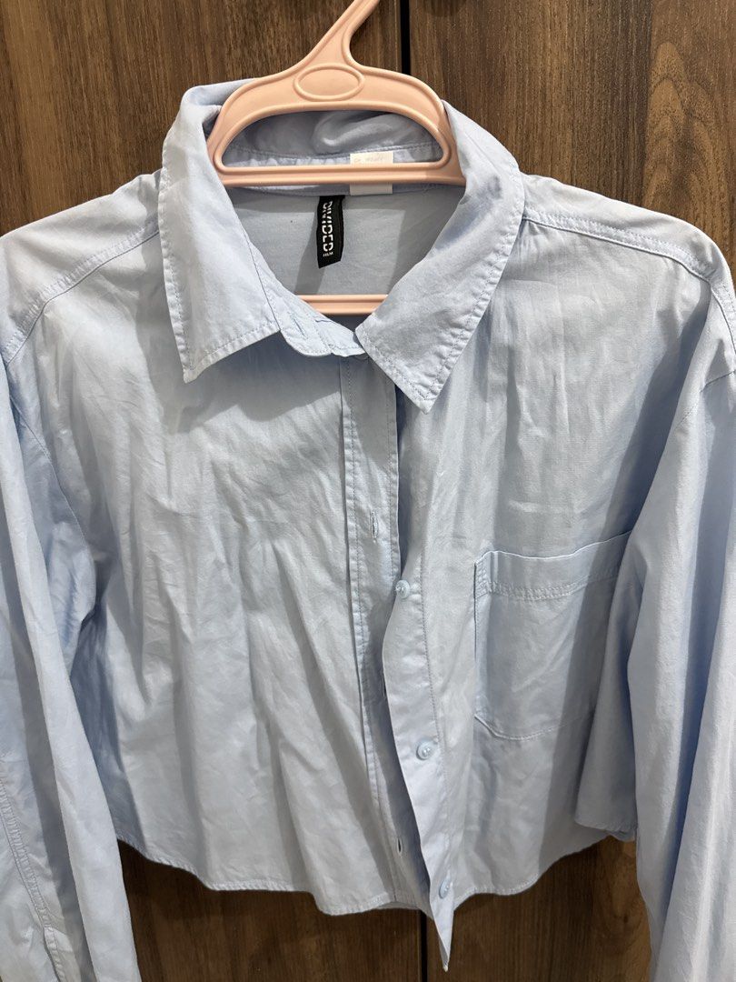 H&M Light Blue Cropped Shirt (Category: Shirts) located in Manila. Submitted by chips22 (Listing ID 1438735572, Image 2). Description: - Light blue shirt - Classic collar - Single chest pocket - Long sleeves with buttoned cuffs - Cropped hem - Lightweight fabric.