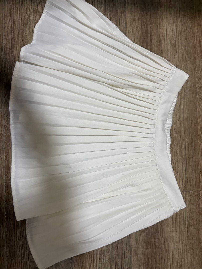 HQ PLEATED SKORT LARGE (Category: Other Bottoms) located in Paranaque City. Submitted by brandedlab (Listing ID 1438858513, Image 2). Description: .