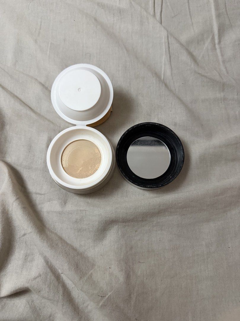 Issy & Co. Weightless Loose Powder (Category: Makeup) located in Makati City. Submitted by iamruka (Listing ID 1438844085, Image 2). Description: loc: makati mod: lalamove/j&t ISSY Weightless Loose Powder (Translucent) - Perfect for normal to dry skin - Sets makeup for a flawless finish - Comes with a convenient sifter and mirror - Net weight: 9g / 0.31 oz - Can be reapplied throughout the day.