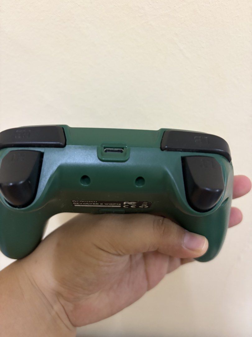 Joystick controller (Category: Controllers) located in Sungai Udang. Submitted by olk.my (Listing ID 1438814410, Image 3). Description: .