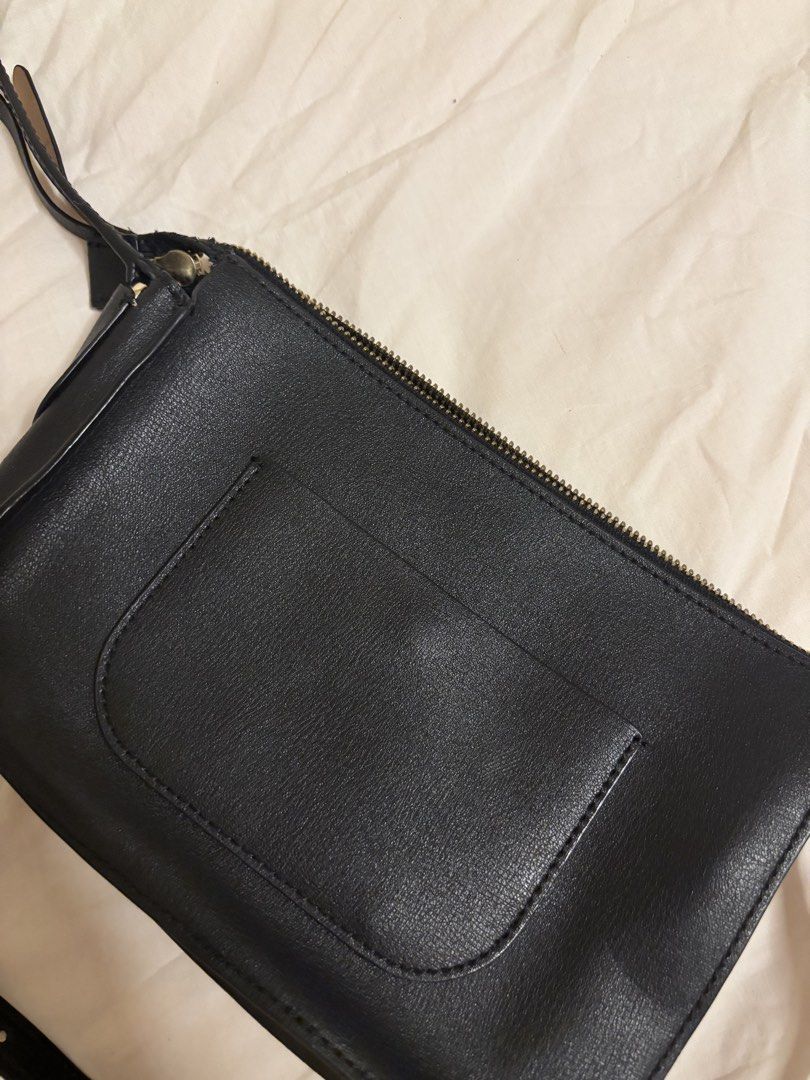 Kate Spade Black Crossbody Bag (Category: Cross-body Bags) located in Pasig City. Submitted by lxtld11 (Listing ID 1438715940, Image 3). Description: - Black Kate Spade crossbody bag - Zip closure - Adjustable strap - Interior slip pocket - Small Kate Spade logo on front - Leather material - Light beige interior lining.