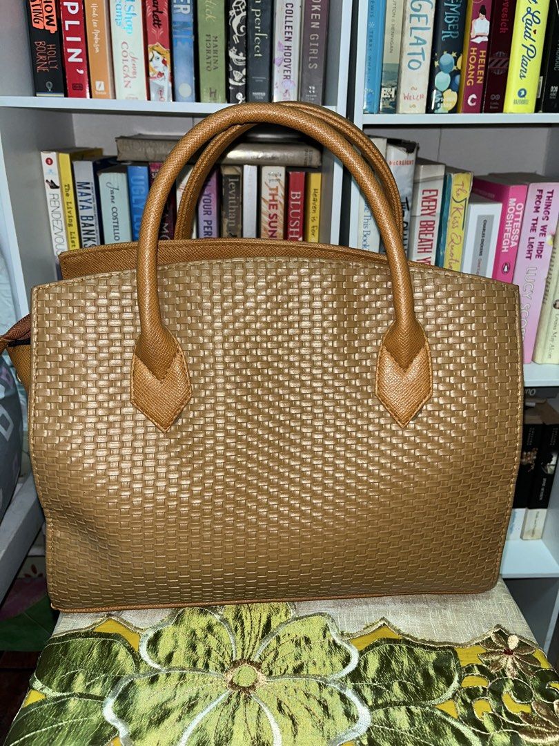 Korean fashion bag (Category: Shoulder Bags) located in Magalang. Submitted by kdotpreloved (Listing ID 1438789392, Image 2). Description: - Has signs of usage - Price is negotiable - Can send pics, vids, and even do a video call so you can check the item. .