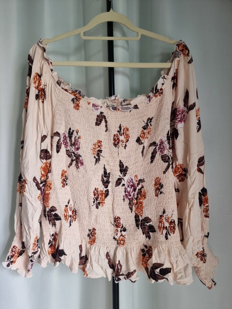 Loralette Floral Top 1X (Category: Sleeveless) located in Santa Rosa. Submitted by grace116 (Listing ID 1438723161, Image 1). Description: - Brand: Loralette - Size: 1X - Design: Floral print - Details: Smocked bodice, ruffled edges - Colors: Light background with brown, purple, and orange floral accents - soft and stretchy bust max stretch 23 inches length 22 inches loc: sta rosa, laguna.