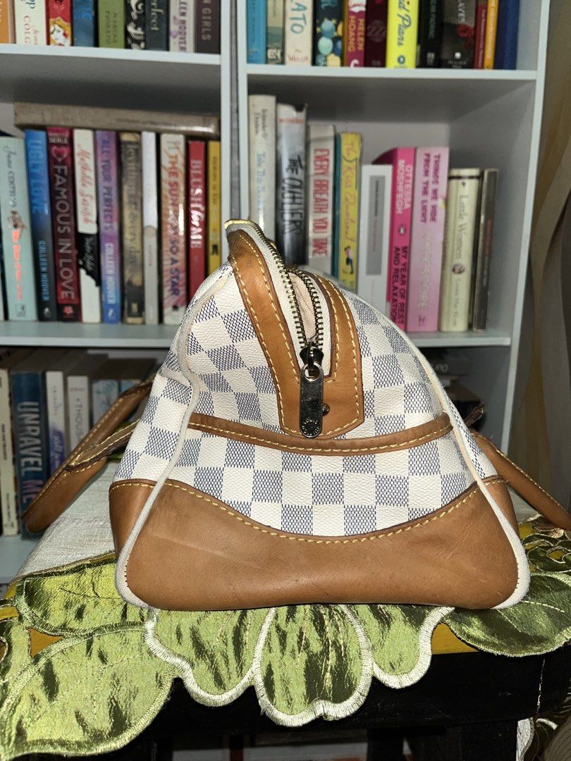 Louis Vuitton bag (preloved) (Category: Luxury Bags & Wallets) located in Magalang. Submitted by kdotpreloved (Listing ID 1438716593, Image 2). Description: - Has signs of usage - Price is negotiable - Can send pics, vids, and even do a video call so you can check the item. .