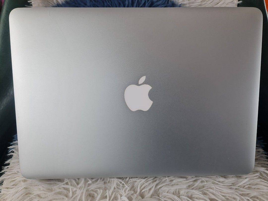 MacBook Air 13-inch (Category: Laptops & Notebooks) located in Caloocan City. Submitted by roselpaddayuman87 (Listing ID 1438830749, Image 2). Description: Macbook Air 2017 Silver 1.8GHz Dual-core Intel Core i5 turbo boost up to 2.9GHz Intel HD Graphics 6000 8GB of 1600 MHz DDR3 onboard memory 128GB PCle-based SSD macOS Monterey version 12.7.6 13.3-inch (diagonal) LED-backlit glossy widescreen display Backlit keyboard Battery health - normal No i