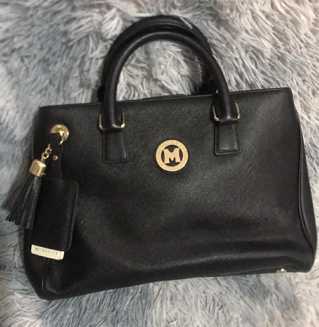 Metrocity 2 way Bag from korea (Category: Shoulder Bags) located in Cavite. Submitted by rhein_c (Listing ID 1438870104, Image 1). Description: Slightly Used Original From Korea.