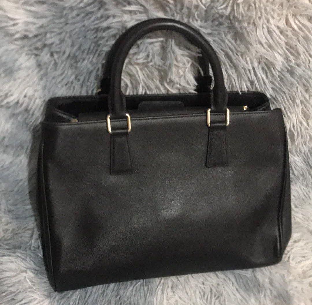 Metrocity 2 way Bag from korea (Category: Shoulder Bags) located in Cavite. Submitted by rhein_c (Listing ID 1438870104, Image 2). Description: Slightly Used Original From Korea.