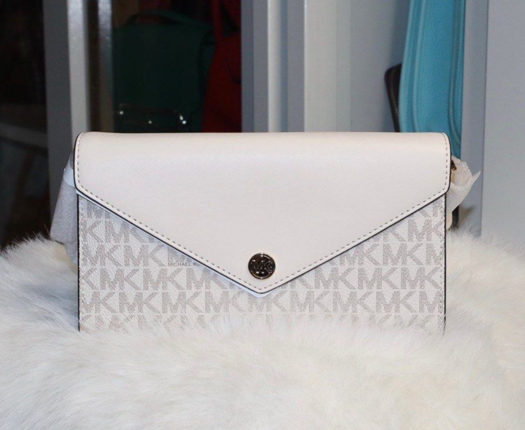 Michael Kors White Envelope Crossbody Bag (Category: Luxury Bags & Wallets) located in Taguig. Submitted by bccloset_ (Listing ID 1438724782, Image 1). Description: .