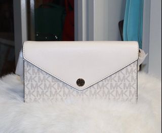 (Category: ) located in . Submitted by bccloset_ (Listing ID 1438724782, Image 1). Description: .