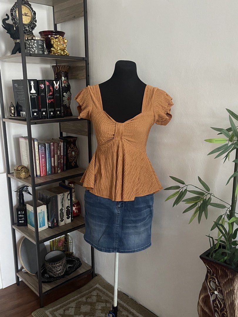 M : Mustard Crepe Sweetheart Peplum Blouse (Category: Blouses) located in General Trias. Submitted by petiteluxury22 (Listing ID 1438766083, Image 1). Description: Bust - 36” Waist - 28” Length - 23” Curated Elegance: Premium Preloved Dresses Step into a wardrobe defined by a lifetime of exquisite taste, refined style, and high-quality tailoring. These are personal, carefully selected pieces from a well-traveled lifestyle—offering effortless soph