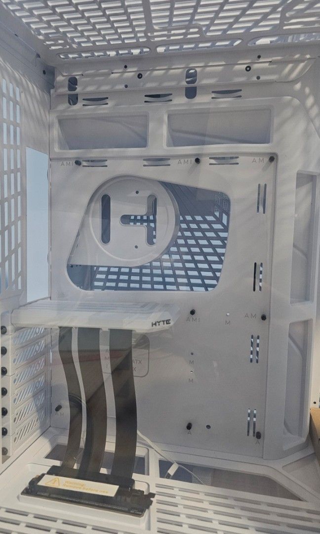 Hyte Y70 PC Case458232809380925440
