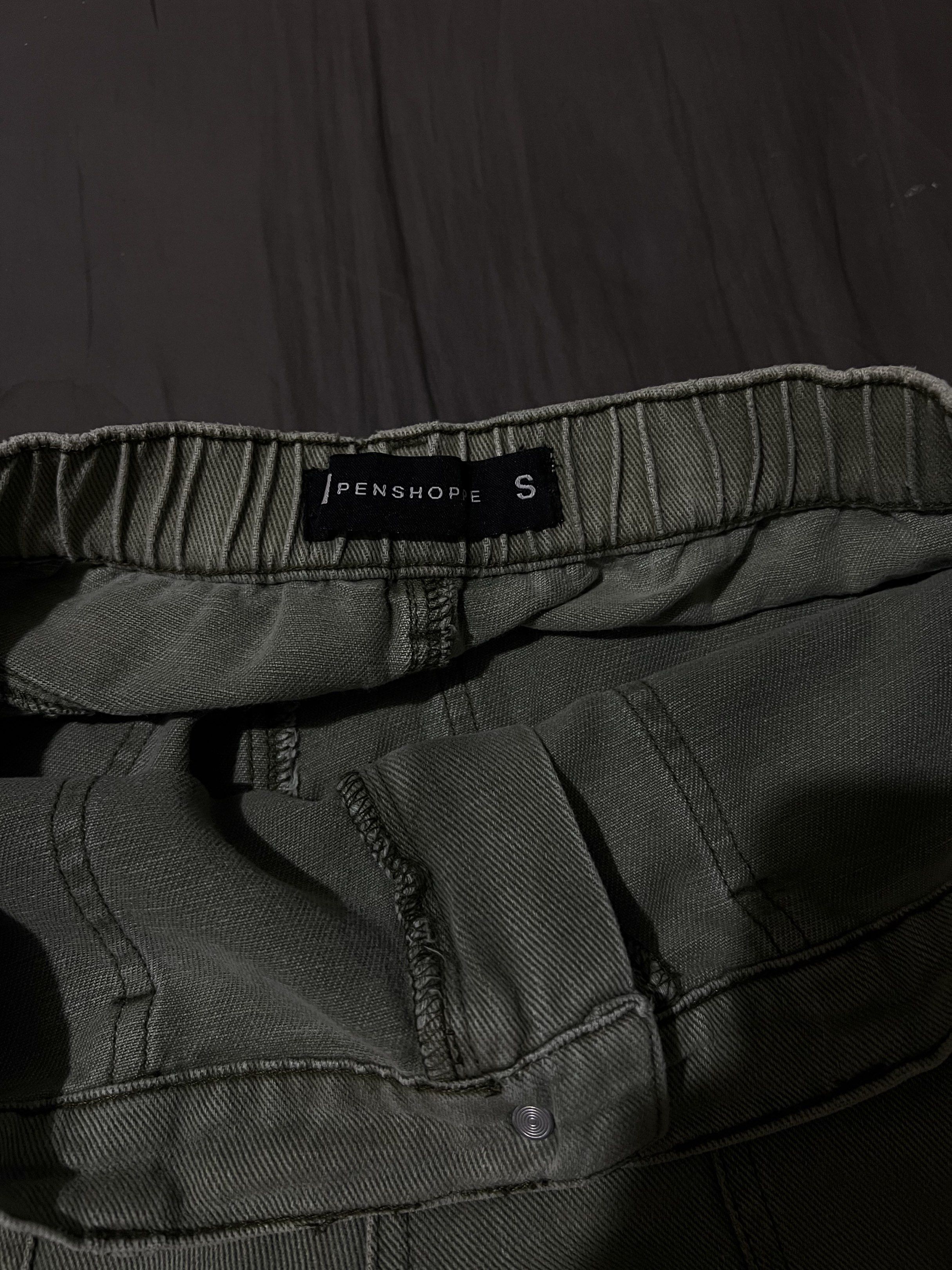 Penshoppe Olive Green Carpenter Pants (Category: Jeans) located in Cebu City. Submitted by thft.lee (Listing ID 1438779669, Image 3). Description: - Penshoppe wide-leg pants - Size: S - Features: - Elastic waistband - Multiple pockets - Button and zipper closure - Color: Green - Fit: Relaxed - Perfect for casual wear -Carpenter Design.