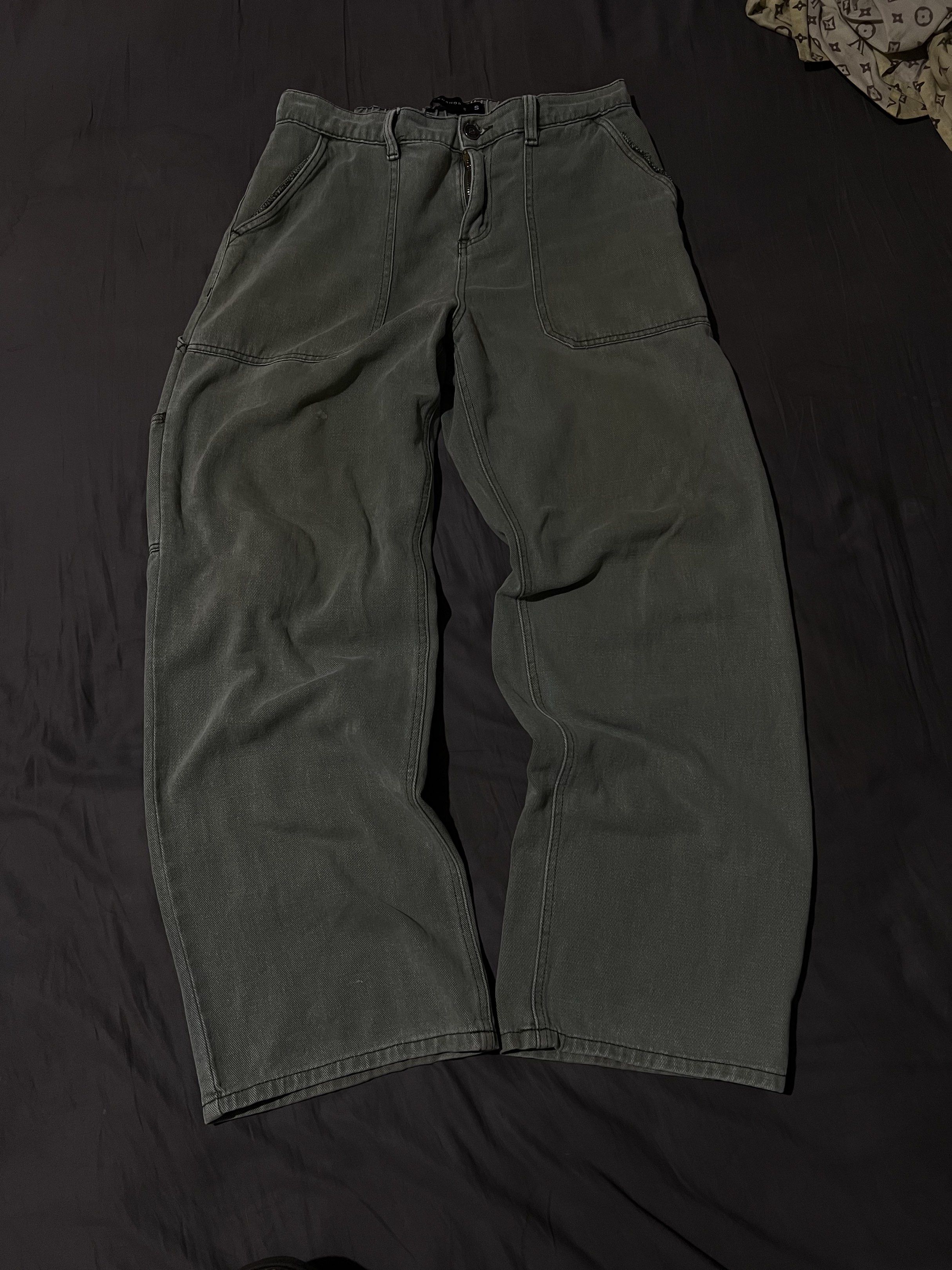 Penshoppe Olive Green Carpenter Pants (Category: Jeans) located in Cebu City. Submitted by thft.lee (Listing ID 1438779669, Image 1). Description: - Penshoppe wide-leg pants - Size: S - Features: - Elastic waistband - Multiple pockets - Button and zipper closure - Color: Green - Fit: Relaxed - Perfect for casual wear -Carpenter Design.
