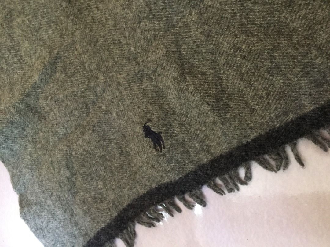 Polo Ralph Lauren Wool Scarf (Category: Scarves) located in Lucena. Submitted by brkrobert (Listing ID 1438726957, Image 3). Description: - Authentic Polo Ralph Lauren scarf - Made in Italy - Features a solid grey color - Includes fringe detailing - Features the Polo Ralph Lauren logo - Dark grey border.