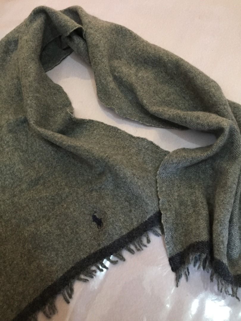Polo Ralph Lauren Wool Scarf (Category: Scarves) located in Lucena. Submitted by brkrobert (Listing ID 1438726957, Image 1). Description: - Authentic Polo Ralph Lauren scarf - Made in Italy - Features a solid grey color - Includes fringe detailing - Features the Polo Ralph Lauren logo - Dark grey border.