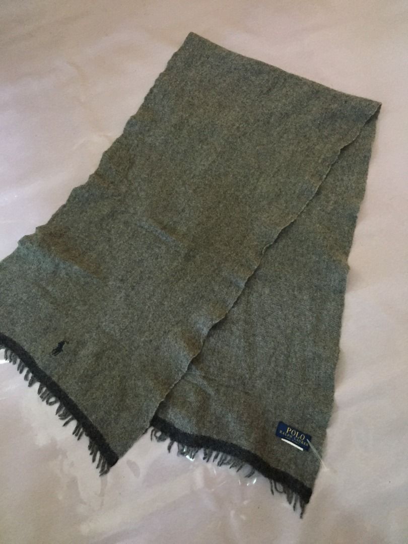 Polo Ralph Lauren Wool Scarf (Category: Scarves) located in Lucena. Submitted by brkrobert (Listing ID 1438726957, Image 2). Description: - Authentic Polo Ralph Lauren scarf - Made in Italy - Features a solid grey color - Includes fringe detailing - Features the Polo Ralph Lauren logo - Dark grey border.