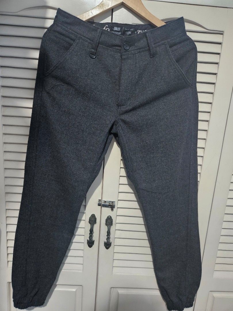Publish Grey Jogger Pants Size 30 (Category: Joggers) located in Quezon City. Submitted by mdza_ (Listing ID 1438783162, Image 1). Description: - Publish jogger pants - Color: Grey - Size: 30 waist - Comfortable fit - Textured fabric - Button closure - Pockets - Perfect for casual wear.