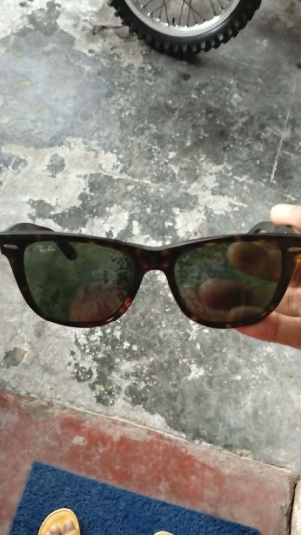 Ray-Ban Wayfarer Sunglasses (Category: Sunglasses & Eyewear) located in Sibulan. Submitted by arrow2022 (Listing ID 1438693977, Image 2). Description: - Authentic Ray-Ban Wayfarer - Classic tortoise shell frame - Green lenses - Frame marked "WAYFARER" and "Hand Made in Italy" - Timeless and iconic design.