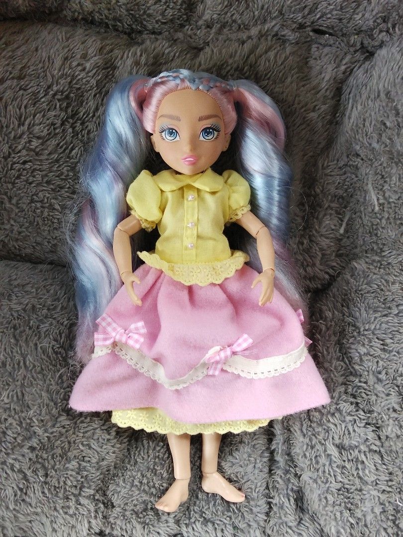 Sadie doll (Category: Kids Toys) located in Bugasong. Submitted by sofiewaffle (Listing ID 1438748749, Image 1). Description: Muñeca Glo-up Girls Sadie Fashion Doll -made in UK -looks new p -not her original dress -negotiable for sure buyer.