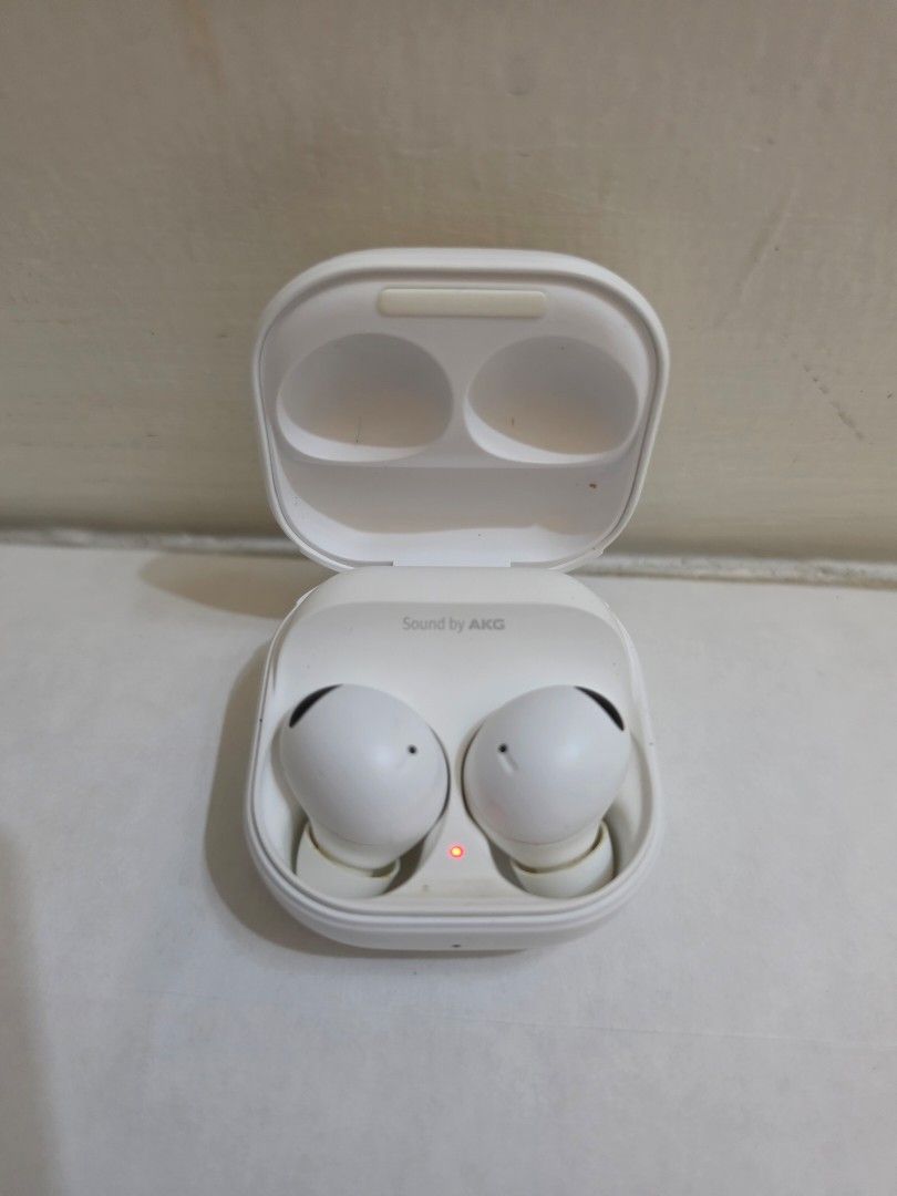 Samsung Galaxy Buds2 Pro - White (Category: Earphones) located in Valenzuela. Submitted by ashagreenpink (Listing ID 1438752068, Image 3). Description: - Samsung Galaxy Buds2 Pro (White) - Includes charging case - Includes charging cable - Includes extra ear tips - Includes original box - Sound by AKG Gcash mop ng item Lbc or lalamove.