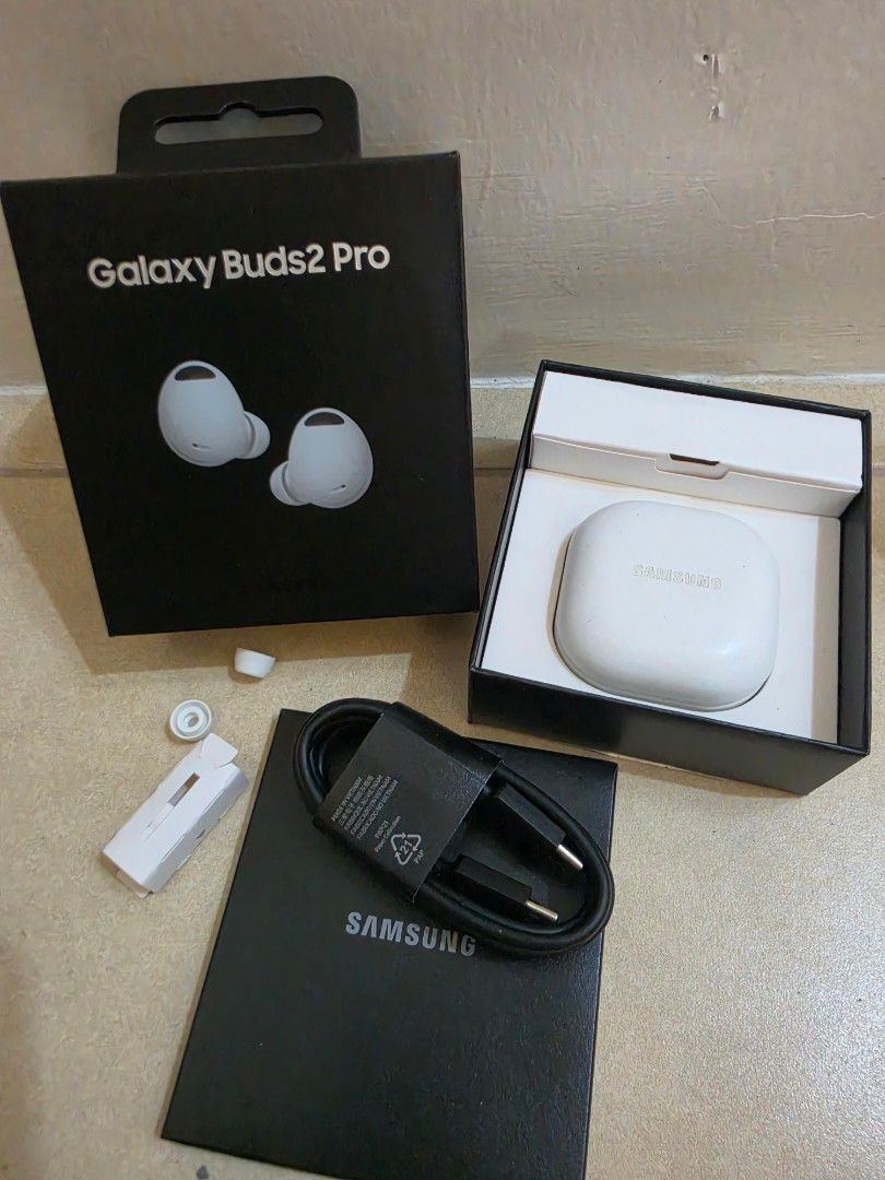 Samsung Galaxy Buds2 Pro - White (Category: Earphones) located in Valenzuela. Submitted by ashagreenpink (Listing ID 1438752068, Image 1). Description: - Samsung Galaxy Buds2 Pro (White) - Includes charging case - Includes charging cable - Includes extra ear tips - Includes original box - Sound by AKG Gcash mop ng item Lbc or lalamove.