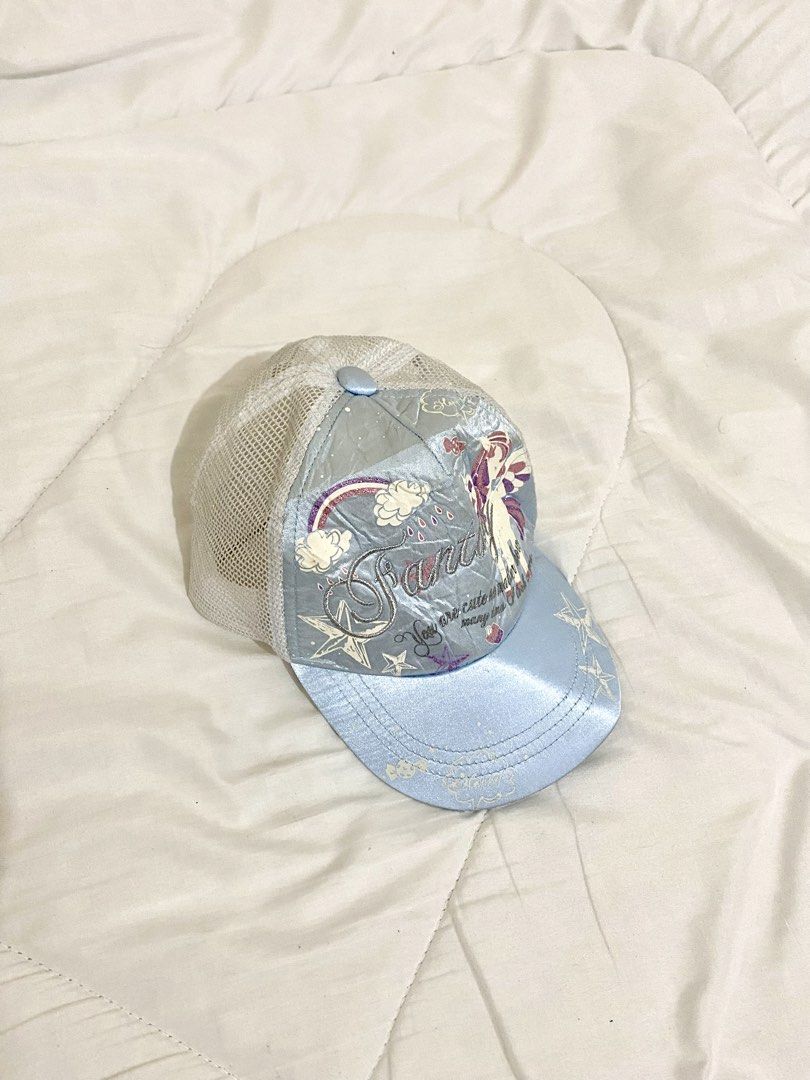 Sannu Unicorn Cap (Category: Caps & Hats) located in Aliaga. Submitted by dudarling (Listing ID 1438876633, Image 1). Description: - Light blue brim - Mesh back - Unicorn design with "Sannu" on the front - Snapback closure for adjustable sizing - Light yellow interior.