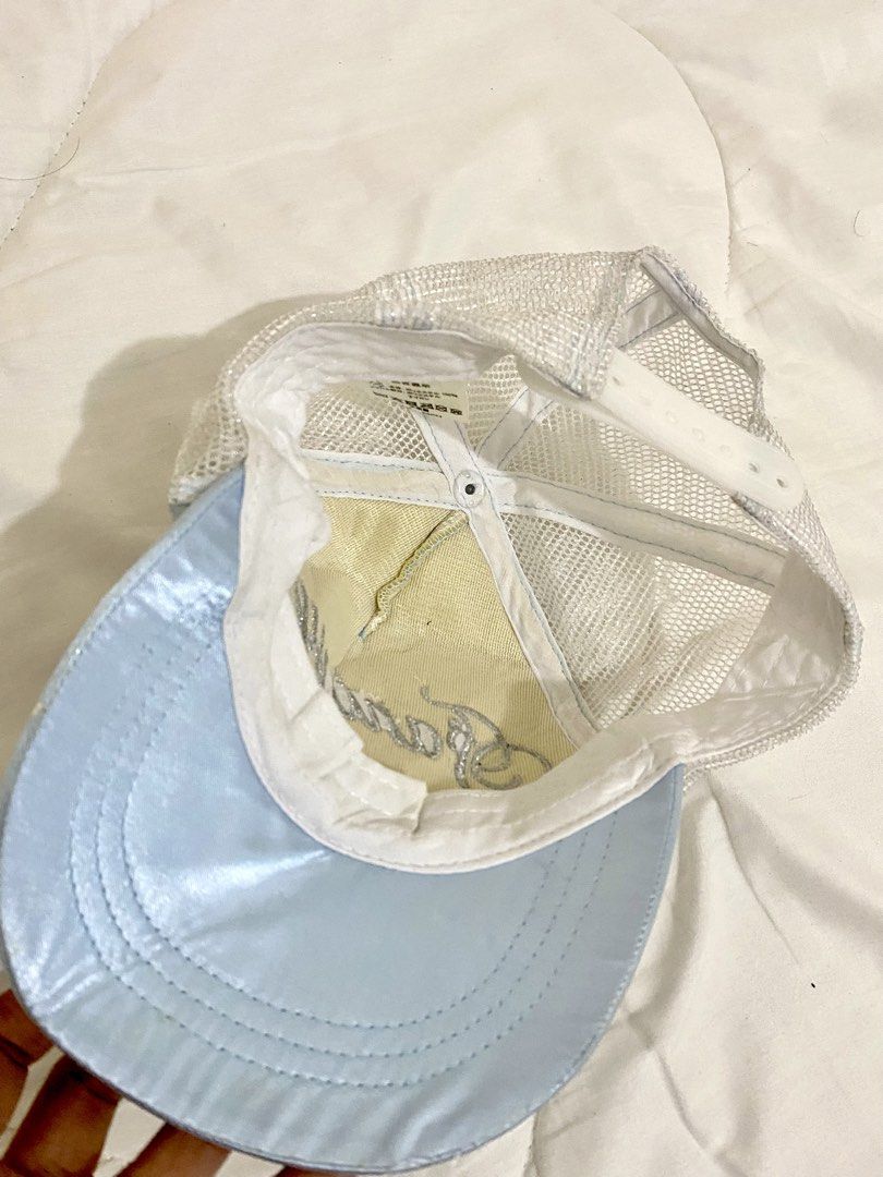 Sannu Unicorn Cap (Category: Caps & Hats) located in Aliaga. Submitted by dudarling (Listing ID 1438876633, Image 2). Description: - Light blue brim - Mesh back - Unicorn design with "Sannu" on the front - Snapback closure for adjustable sizing - Light yellow interior.