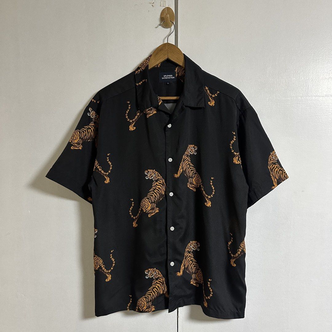 SPLENDID SATISFACTION Tiger print Short-Sleeves Polo (Category: Tshirts & Polo Shirts ) located in General Trias. Submitted by seconddegreeco (Listing ID 1438831096, Image 1). Description: SPLENDID SATISFACTION Tiger print Short-Sleeves Polo Japanese brand Large 28 length 23 width Like new ✨ No issue.