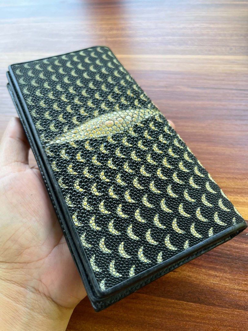 Stingray long wallets (Category: Wallets & Card holders) located in Oroquieta. Submitted by quickforest_8a519b (Listing ID 1438821791, Image 3). Description: 799 each or bundle 2500 ykk zip made in Thailand.
