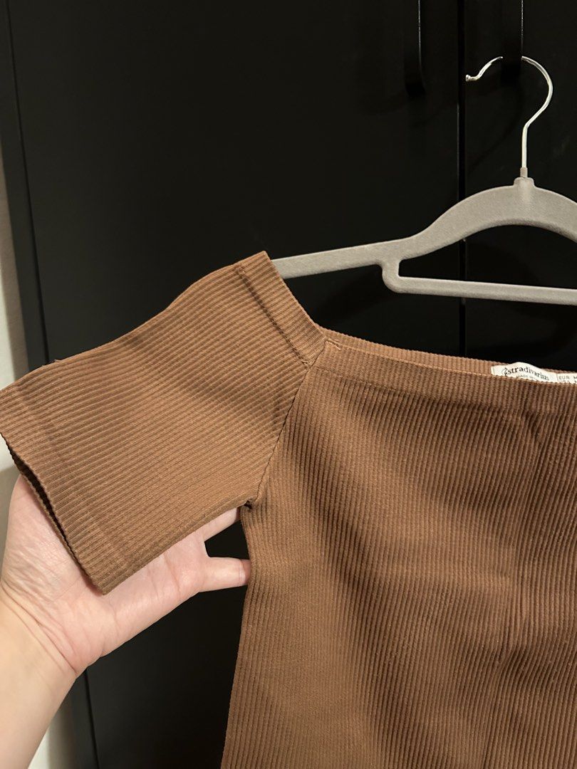 Stradivarius Brown Off-Shoulder Ribbed Crop Top (Category: Shirts) located in Manila. Submitted by kimiiichiii (Listing ID 1438843038, Image 2). Description: Never used Brown off shoulder crop top Ribbed fabric M on tag, can fit S-M Can do meetups in Makati on Tues-Thurs Location: Pasig.