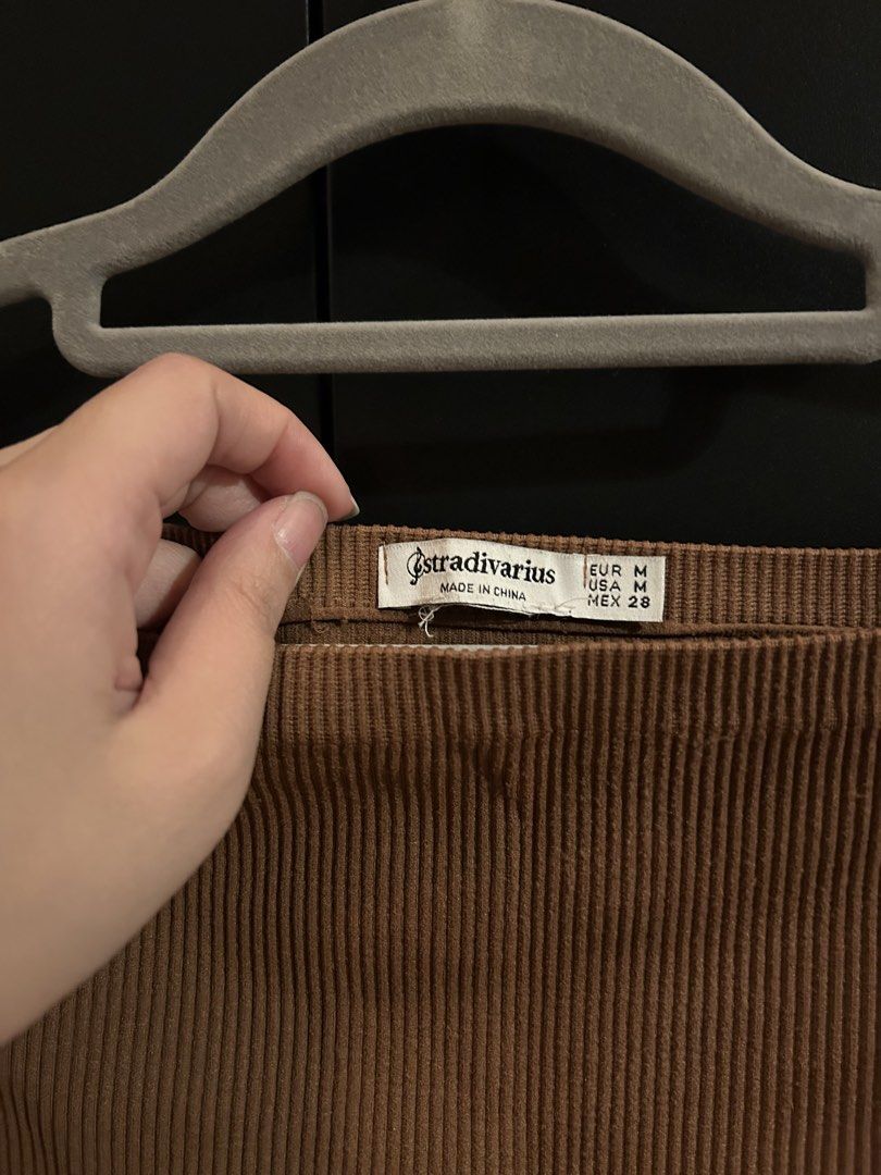 Stradivarius Brown Off-Shoulder Ribbed Crop Top (Category: Shirts) located in Manila. Submitted by kimiiichiii (Listing ID 1438843038, Image 3). Description: Never used Brown off shoulder crop top Ribbed fabric M on tag, can fit S-M Can do meetups in Makati on Tues-Thurs Location: Pasig.