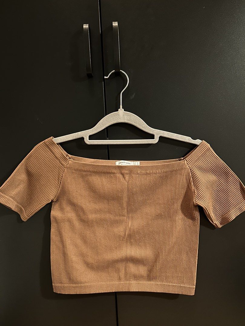 Stradivarius Brown Off-Shoulder Ribbed Crop Top (Category: Shirts) located in Manila. Submitted by kimiiichiii (Listing ID 1438843038, Image 1). Description: Never used Brown off shoulder crop top Ribbed fabric M on tag, can fit S-M Can do meetups in Makati on Tues-Thurs Location: Pasig.
